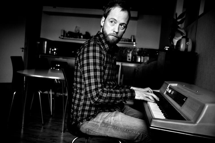 Budskab. Kasper Eistrup tager sit arbejde knusende alvorligt og opfordrer unge mennesker til ikke at spilde tiden. Her er han selv i studiet i Københavns Nordvestkvarter. Foto: Jacob Ehrbahn 