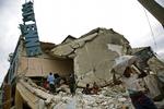 KATASTROFE. Haitianere ved kollapset bygning i Port-au-Prince. 