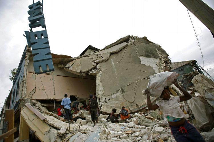 KATASTROFE. Haitianere ved kollapset bygning i Port-au-Prince. 