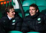 nyanskaffelser. Celtics nye spillere, Morten 'Duncan' Rasmussen (tv) og hollænderen Jos Hooiveld hygger sig på bænken under dagens kamp mod Hibernian. 