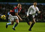 MÅLLÅS. Kampen mellem Arsenal og Aston Villa endte 0-0. Her er det Richard Dunne og  Eduardo, der kæmper om bolden. 