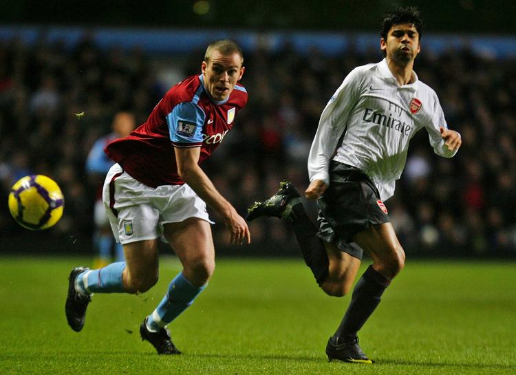 MÅLLÅS. Kampen mellem Arsenal og Aston Villa endte 0-0. Her er det Richard Dunne og  Eduardo, der kæmper om bolden. 