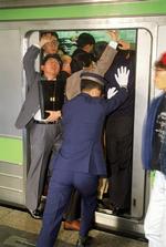 PROPPET. Måske var det ikke helt så slemt som i undergrundsbanen i Tokyo her til morgen, men der var trangt i de københavnske S-toge. Arkivfoto. 