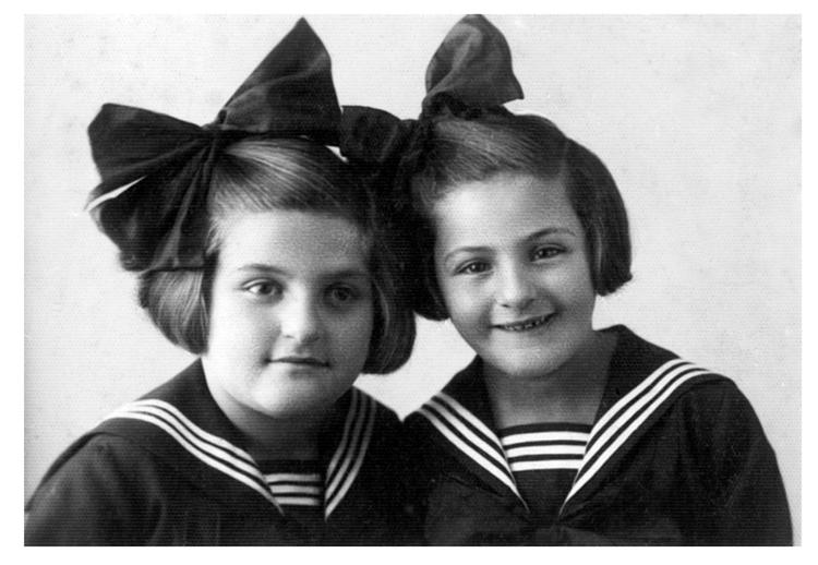 Krigen. Da livet stadig var normalt og trygt. Den buttede og skeløjede Clara Kramer (t.v.), 6 år, med sin forgudede, smukke og modige lillesøster, Mania, som familien aldrig forvinder tabet af. Privatfoto fra bogen. 
