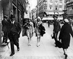 Københavnere. Unge damer promenerer ved Amagertorv i 1929. Foto: Holger Damgaard, KB. 