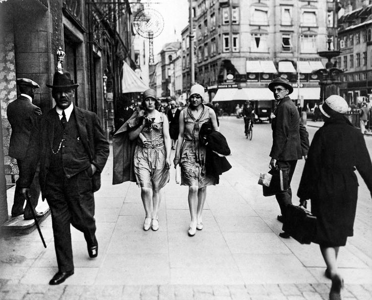Københavnere. Unge damer promenerer ved Amagertorv i 1929. Foto: Holger Damgaard, KB. 