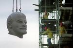 Tilbage. I 1991 blev Lenin fjernet fra Østberlin. Fra 2013 vil monumentet igen kunne beskues i byen. Arkivfoto: Hansi Krauss/AP 