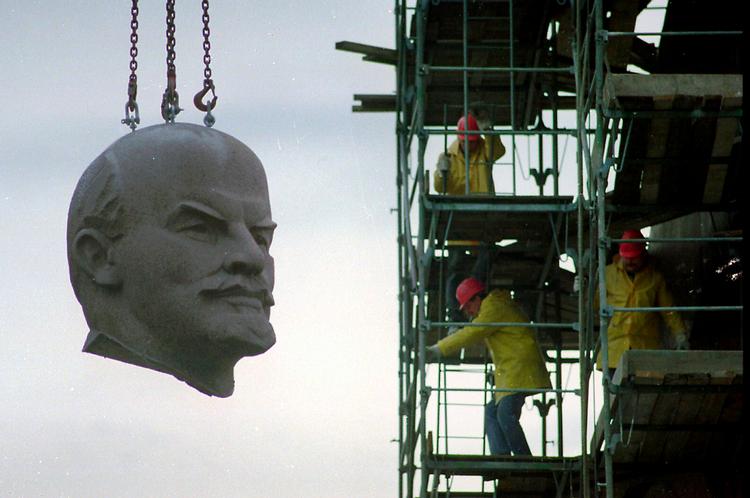 Tilbage. I 1991 blev Lenin fjernet fra Østberlin. Fra 2013 vil monumentet igen kunne beskues i byen. Arkivfoto: Hansi Krauss/AP 