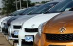 Toyota har stoppet salget af en række af sine mest populære modeller i USA på grund af en defekt speeder. Nu skal der også tjekkes biler i Europa. 