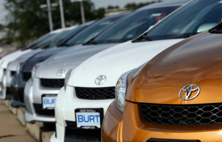 Toyota har stoppet salget af en række af sine mest populære modeller i USA på grund af en defekt speeder. Nu skal der også tjekkes biler i Europa. 