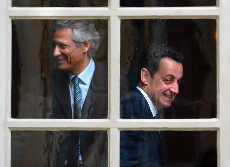 Rivaler. Dominique Villepin og Nicolas Sarkozy kappedes begge i 2004 om at efterfølge Jacques Chirac som præsident. (Arkivfoto) 