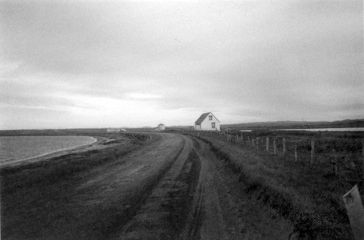 RÆVESLETTEN.  'Sort strand og hav så langt øjet rækker', det er billedet af ødemarken ud mod polarhavet, her set i Keld Zeruneiths kamera og på en af  Per Kirkebys tavler fra rejsen. 