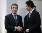 Håndslag. Fogh og den britiske udenrigsminister, David Miliband, er parat til at gå i dislog med folk fra Taleban. 