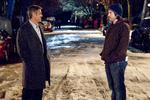 Jason Reitman (t.h.) skrev rollen i 'Up in the Air' til George Clooney (t.v.), der var helt med på, at publikum ville forveksle den ugifte, evigt skøjtende charmør med Clooneys egen persona. »Men George valgte at gå linen ud og se den udfordring direkte i øjnene«, siger Reitman. Her ses de to på filmsettet.  Foto: AP 