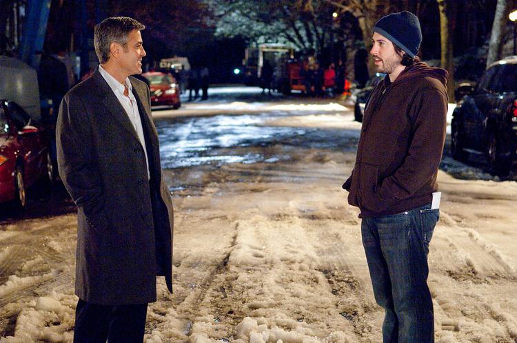 Jason Reitman (t.h.) skrev rollen i 'Up in the Air' til George Clooney (t.v.), der var helt med på, at publikum ville forveksle den ugifte, evigt skøjtende charmør med Clooneys egen persona. »Men George valgte at gå linen ud og se den udfordring direkte i øjnene«, siger Reitman. Her ses de to på filmsettet.  Foto: AP 