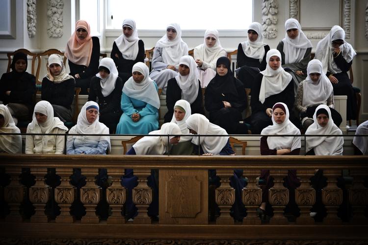 Tørklædepiger. Muslimske piger overværer en debat i Folketinget. (Arkivfoto) 