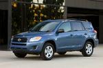 fejl. Det er på modeller som denne Toyota RAV4, at amerikanerne har fundet så alvorlige fejl på speederen, at de har stoppet salget af bilen på det amerikanske marked. (arkivfoto) 