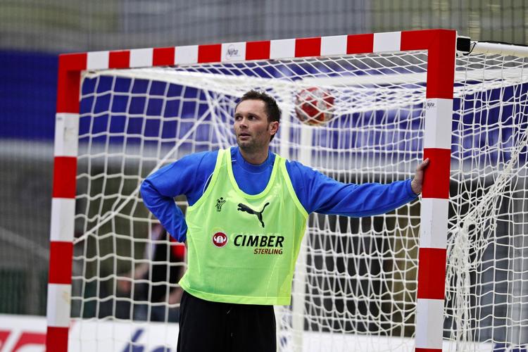 rekord. 37-årige Lars Christiansen optræder næppe som målmand, når han i aften spiller sin landskamp nummer 300. 