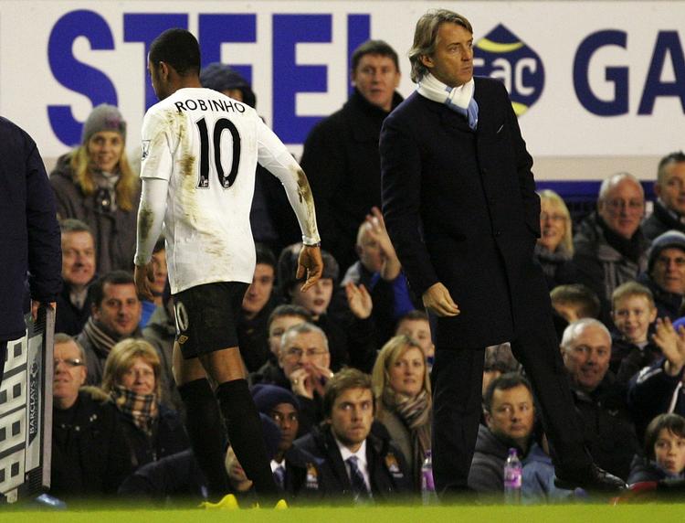 udskiftning. Det blev aldrig til et hjerteligt forhold mellem brasilianske Robinho, der her skiftes ud i kampen mod Everton, og den nye træner i Manchester City, Roberto Mancini (th). Arkivfoto. 