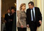 Toppolitikere. Udenrigsminister Hillary Clinton fra USA og premierminister Gordon Brown fra Storbritannien vender et par ord efter et møde, mens FN's generalsekretær Ban Ki-moon og Afghanistans præsident, Hamid Karzai, følger efter i baggrunden. 