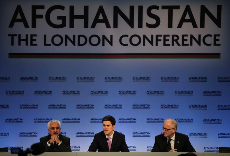 Kai Eide, der er leder af FN's mission i Afghanistan, har holdt møde med taleban-ledere. Her ses han til højre under dagens Afghanistan-konference i London. 