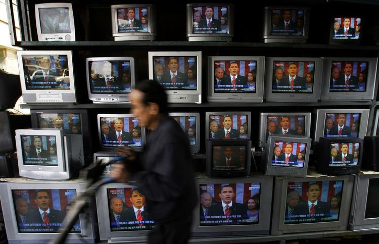 Ignoreret. Barack Obamas tale til nationen blev transmiteret over hele verden. Her er det en mand  Sydkorea, som ignorerer den. 