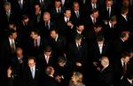 fotoklar. Ledende politikere fra 70 lande deltog i går i den store Afghanistan-konference i London. Her er de fanget, inden det officielle foto. 