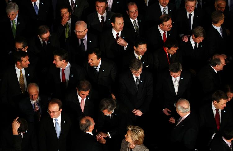 fotoklar. Ledende politikere fra 70 lande deltog i går i den store Afghanistan-konference i London. Her er de fanget, inden det officielle foto. 