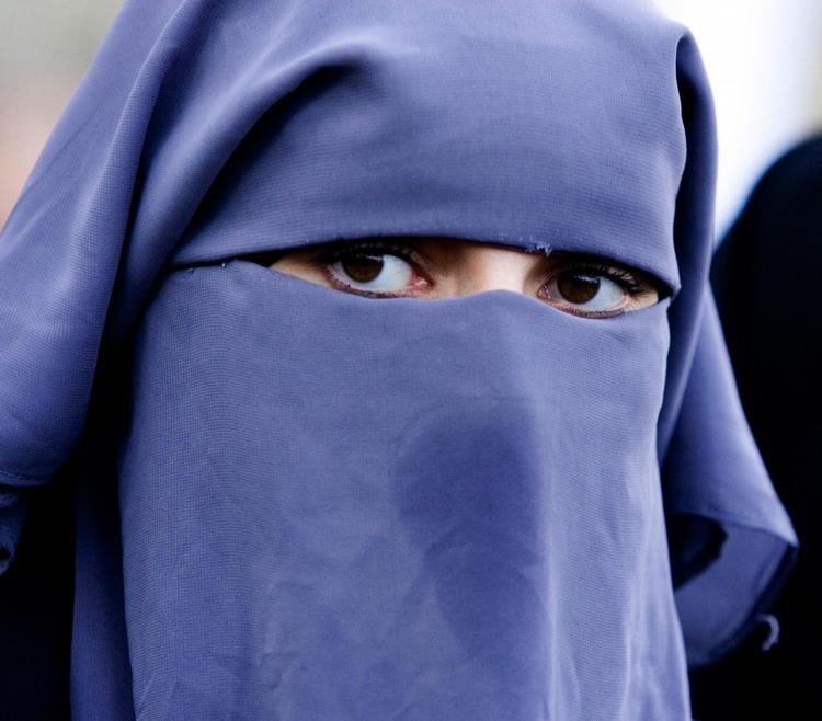 Tøjkrise. Statsminister Lars Løkke Rasmussen (V) "vil bekæmpe det kvindesyn, som de her klædedragter repræsenterer". Arkivfoto. 