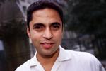 Jul. 'Iqbal Farooq og julesvineriet' er den fjerde bog i serien om indvandrerfamilien Farooq fra Blågårdsgade på Nørrebro, og Manu Sareen formår endnu en gang på humoristisk vis at tage godt og grundigt pis på såvel nationalistiske som politisk korrekte holdninger. 