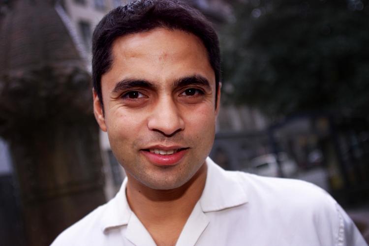 Jul. 'Iqbal Farooq og julesvineriet' er den fjerde bog i serien om indvandrerfamilien Farooq fra Blågårdsgade på Nørrebro, og Manu Sareen formår endnu en gang på humoristisk vis at tage godt og grundigt pis på såvel nationalistiske som politisk korrekte holdninger. 