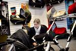 Skal det være den? Christina Altuna (øverst) og Dorte Schächter Andersen var i BabySam i Valby i København for at se på henholdsvis Tripp Trapp-stol og Emmaljunga-barnevogn. Foto: Miriam Dalsgaard 