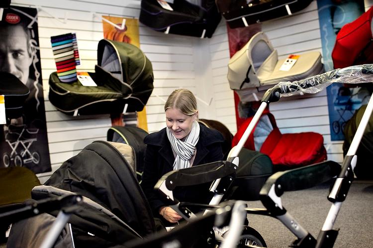 Skal det være den? Christina Altuna (øverst) og Dorte Schächter Andersen var i BabySam i Valby i København for at se på henholdsvis Tripp Trapp-stol og Emmaljunga-barnevogn. Foto: Miriam Dalsgaard 