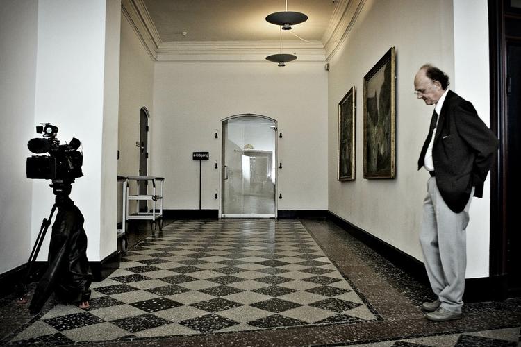 TV 2's journalist Kaare R. Skou plejer at interviewe politikere i stormvejr. Nu har det ramt ham selv. 