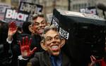 KRIGSFORBRYDER. Mange demonstranter er mødt op for at vise deres utilfredshed med Storbritanniens engagement i krigen i Irak. Flere kalder direkte den tidligere premierminister Tony Blair en krigsforbryder. 