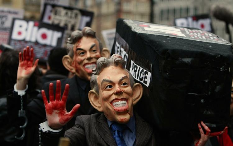 KRIGSFORBRYDER. Mange demonstranter er mødt op for at vise deres utilfredshed med Storbritanniens engagement i krigen i Irak. Flere kalder direkte den tidligere premierminister Tony Blair en krigsforbryder. 