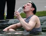 Tømmermænd. Det gik helt galt, da fire tyske skuespillere besluttede at drikke ufortyndet vodka på scenen. Den russiske mand på billedet har ikke rigtigt noget med historien at gøre. Men han ser ud til at hygge sig. Arkivfoto. 