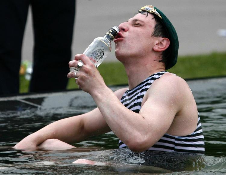 Tømmermænd. Det gik helt galt, da fire tyske skuespillere besluttede at drikke ufortyndet vodka på scenen. Den russiske mand på billedet har ikke rigtigt noget med historien at gøre. Men han ser ud til at hygge sig. Arkivfoto. 