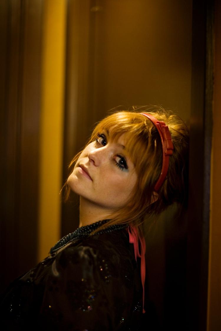 Støttesang. Sys Bjerre er ikke sluppet  for heldigt fra sin sang til ofrene for Haiti, mener flere læsere. Arkivfoto. 