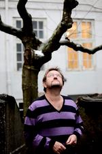 Bogaktuel. Politik er langt hen ad vejen et iscenesat slagsmål mellem tre eliter, mener Lars Olsen. 