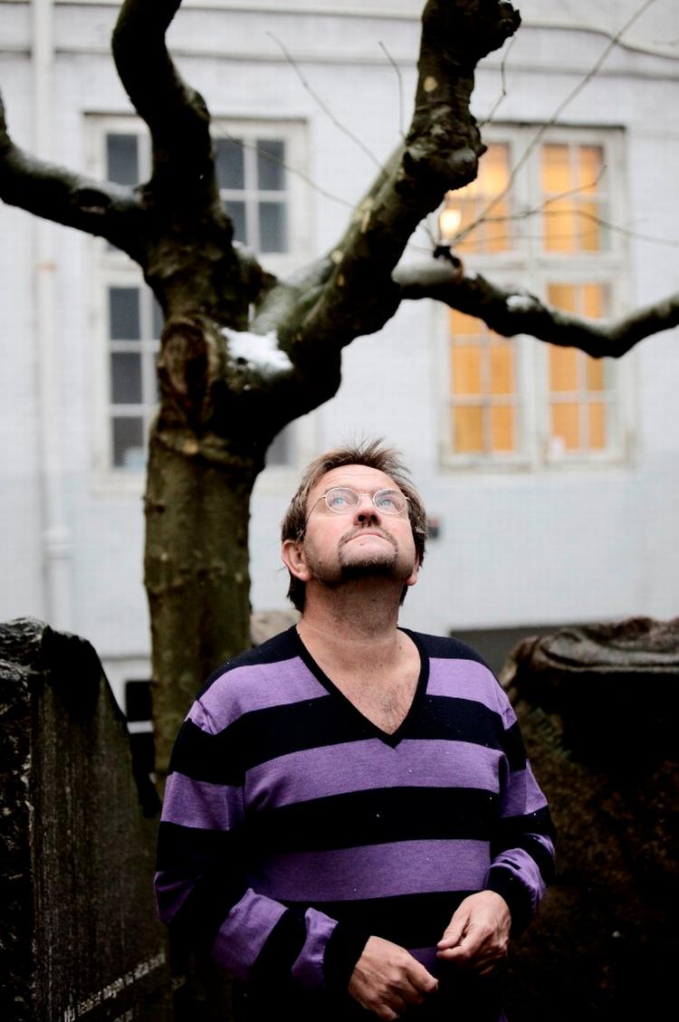 Bogaktuel. Politik er langt hen ad vejen et iscenesat slagsmål mellem tre eliter, mener Lars Olsen. 