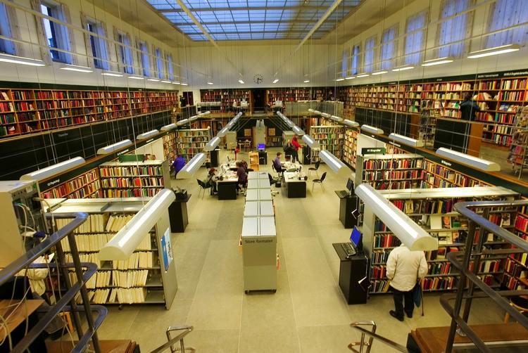 FJERNLÅN. Biblioteksbrugerne er glade for at kunne få bøger fra andre biblioteker, hvis det er nødvendigt. Men mange henter ikke de bestilte bøger - og det ærgrer bibliotekerne. Arkivfoto fra Frederiksberg Bibliotek. 
