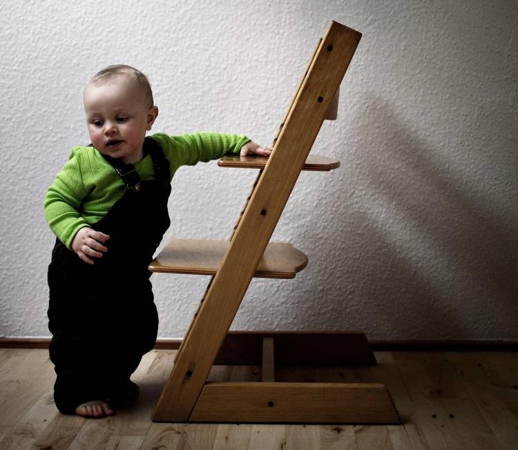 Den klassiske Tripp Trapp-børnestol viste sig i pristjekket at koste præcis 1.299 kroner i samtlige butikker. Men virksomheden bag, Stokke, afviser, at det er udtryk for prisaftaler. 