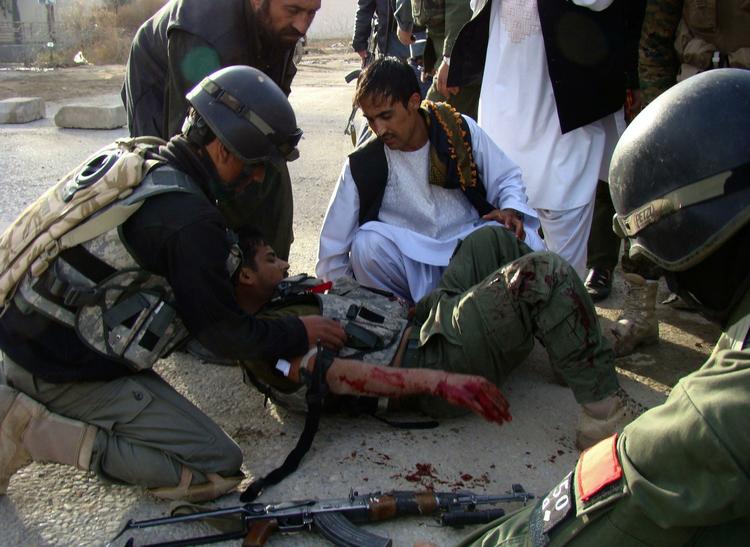 skudveksling. En såret afghansk soldat hjælpes under den otte timer lange kamp mod militante oprørere i Helmand. 