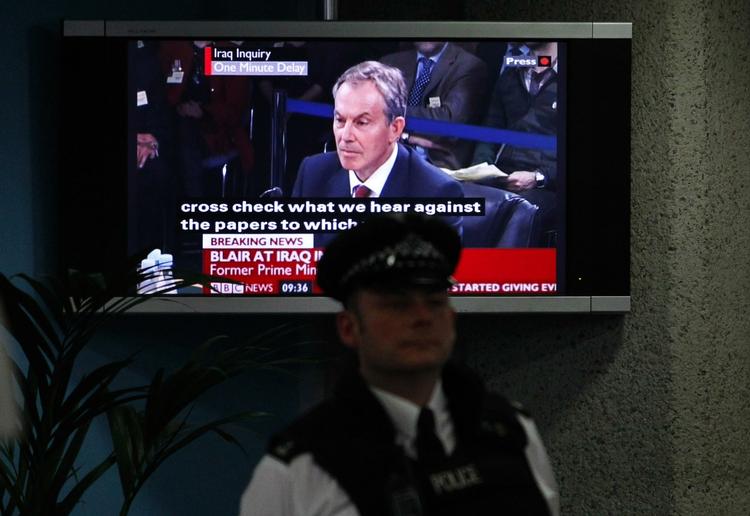 Afhøring. Tidligere britisk premierminister Tony Blair blev quizet om krigsgrundlaget i seks timer for rullende kameraer. 
