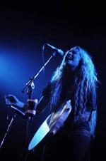 Jazz. Støvet, sensuel og tilbageholdt i stille øjeblikke og glasklar, fokuseret og pågående, når det skulle være vildt. Sangerinden Eivør Pálsdóttir (billede). 