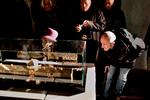 Afstand. Marco Evaristti har skabt en model af stationen i Auschwitz, som han siger, delvis er lavet af plomber fra nazisternes jødiske ofre og er en kritik af Schweiz' lukrative neutralitet under krigen. Foto: Per Folkver 