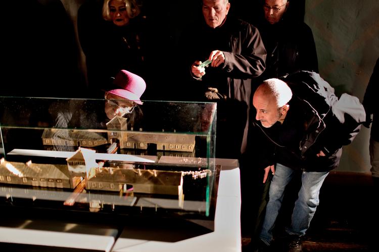 Afstand. Marco Evaristti har skabt en model af stationen i Auschwitz, som han siger, delvis er lavet af plomber fra nazisternes jødiske ofre og er en kritik af Schweiz' lukrative neutralitet under krigen. Foto: Per Folkver 