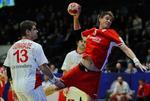 opvisning. Danmark sluttede flot af ved EM med en sikker sejr over Spanien i kampen om femtepladsen. Her scorer Torsten Laen for Danmark. 