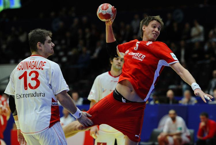 opvisning. Danmark sluttede flot af ved EM med en sikker sejr over Spanien i kampen om femtepladsen. Her scorer Torsten Laen for Danmark. 